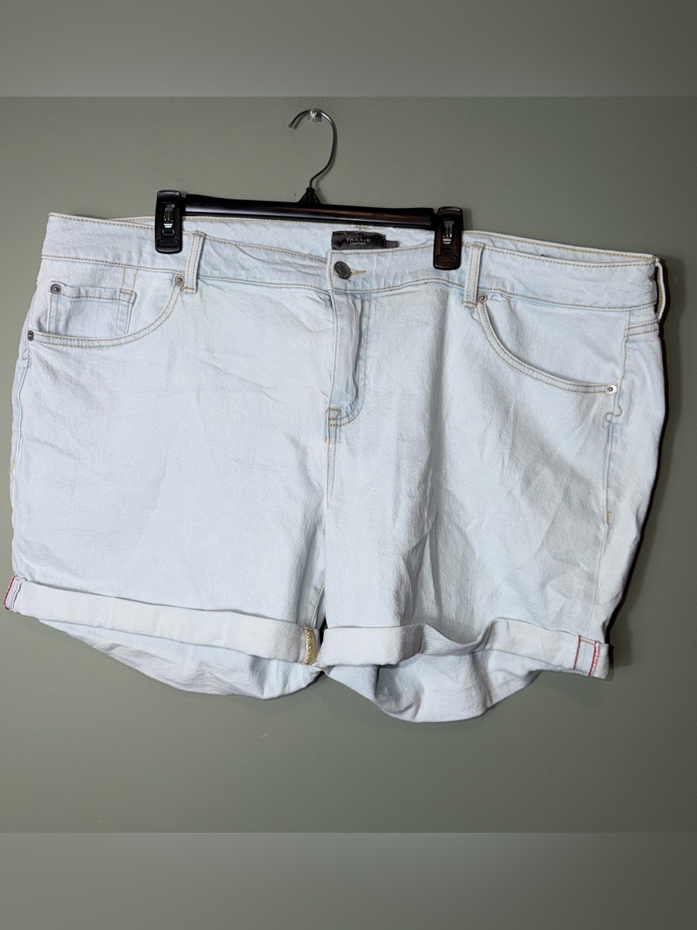 torrid Womens Light Wash Denim‎ Rolled-Hem Jean Shorts size 22
